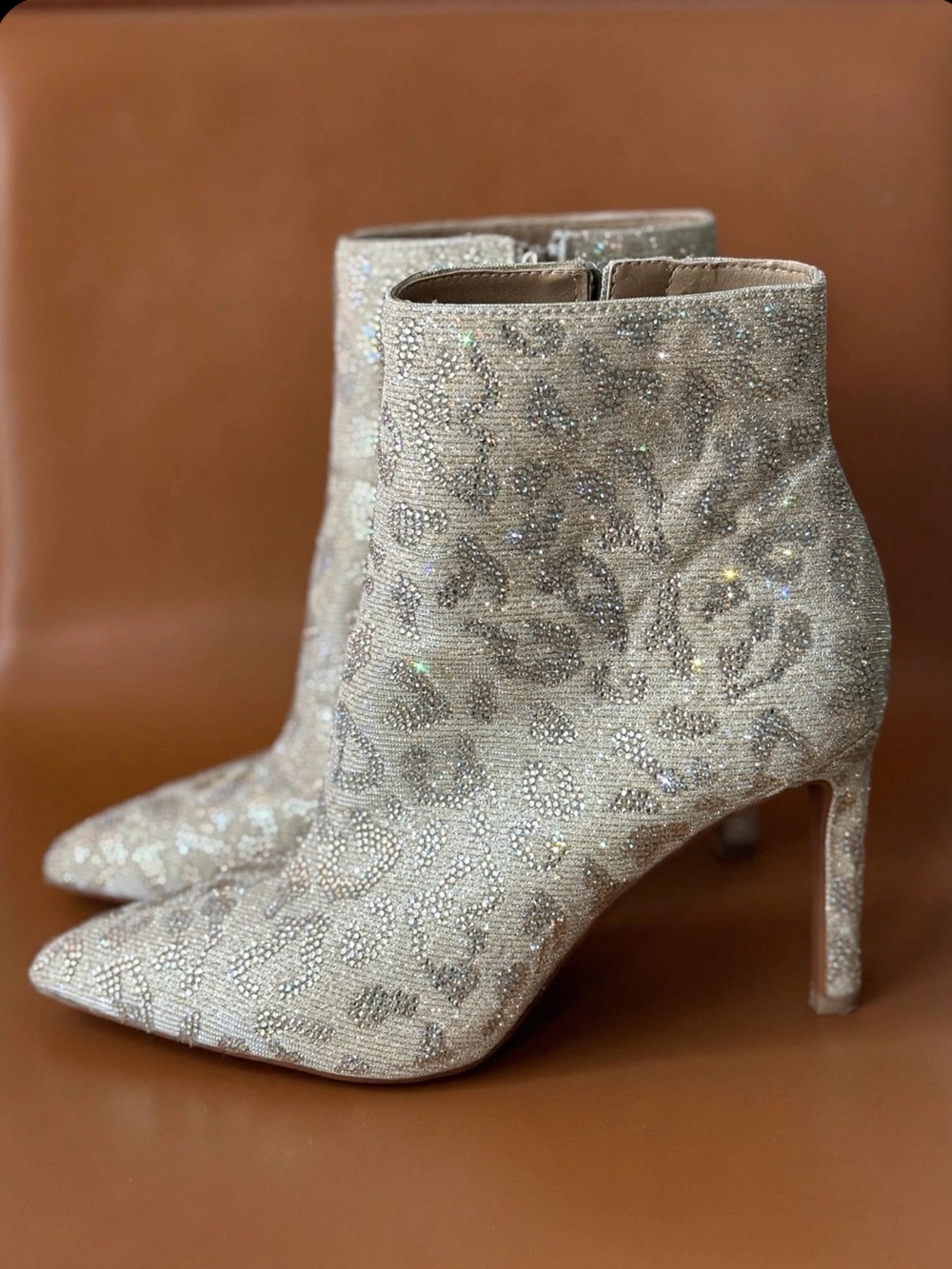 Vince Camuto Rhinestone Leopard Print Pointed Toe Ankle Booties Size 7.5